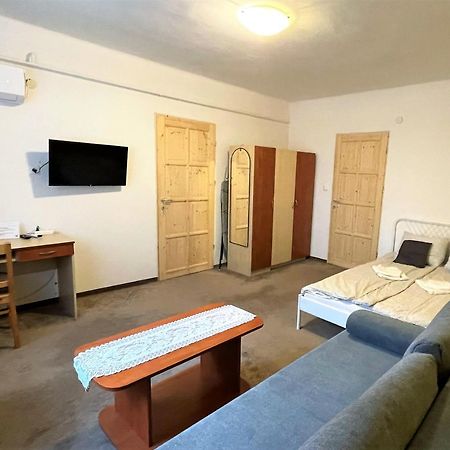 Evi Apartman Егер Екстериор снимка
