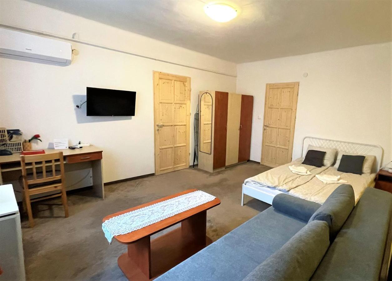 Evi Apartman Егер Екстериор снимка